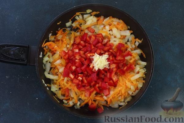 Фасолевый суп с овощами и купатами
