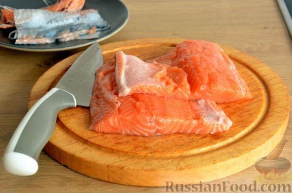 Сёмга, тушенная в томатном соусе с пивом и имбирём
