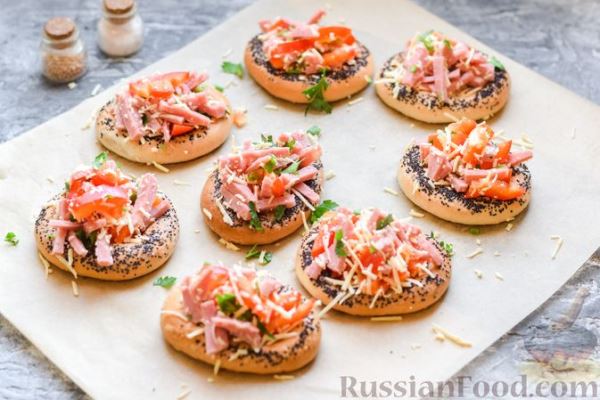 Сушки, запечённые с ветчиной, перцем и сыром