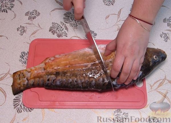Карп, запечённый с морковью, луком и маринованными огурцами
