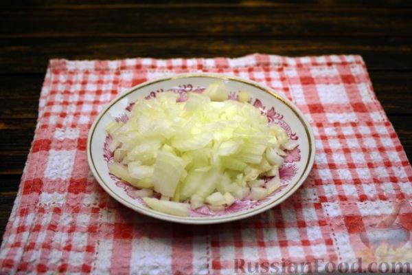 Куриное филе, тушенное с кабачковой икрой и сметаной