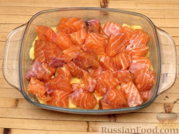 Картофельная запеканка с сёмгой и сырно-сливочным соусом