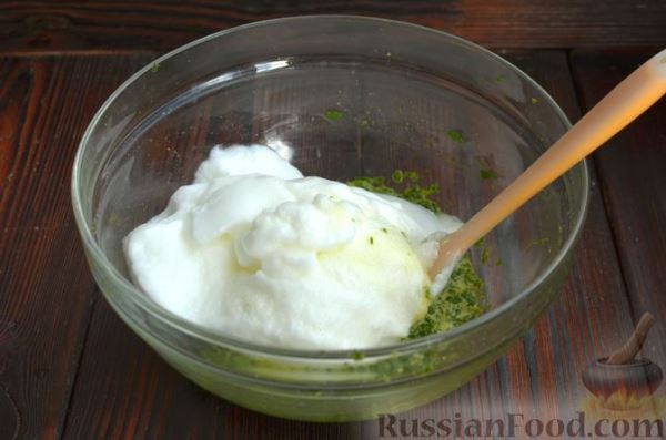 Шпинатный рулет с сёмгой и сливочным сыром