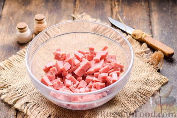 Салат с ветчиной, черносливом, сыром и яйцами