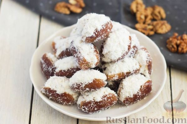 Финики, фаршированные творогом, грецкими орехами и кокосовой стружкой