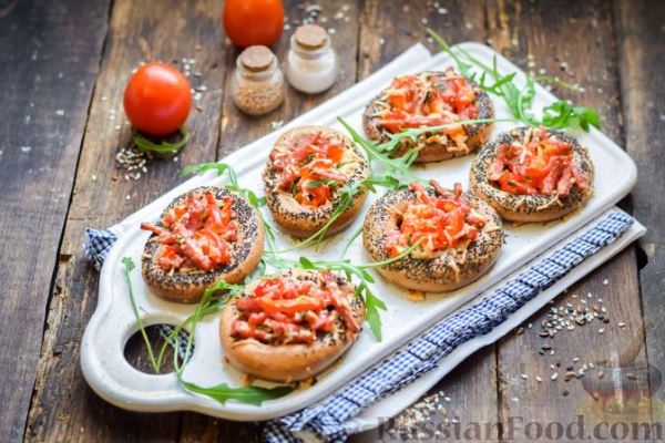 Сушки, запечённые с ветчиной, перцем и сыром