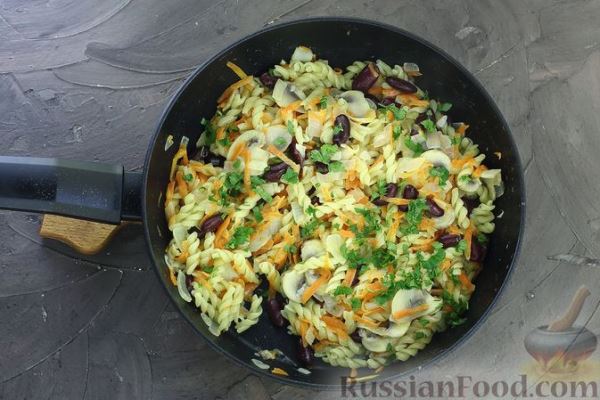 Макароны с грибами и фасолью (на сковороде)