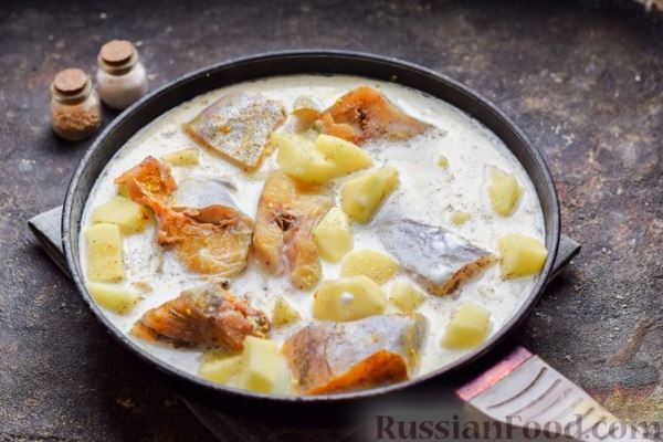 Минтай, тушенный с картошкой в сметане