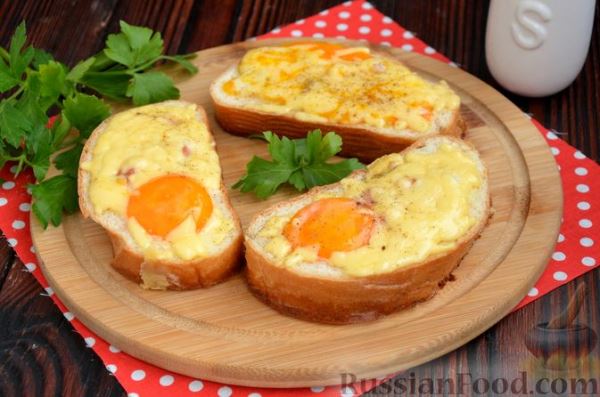 Яичница в хлебе, с сыром и колбасой