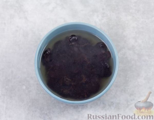 Салат с курицей, черносливом и консервированным зелёным горошком