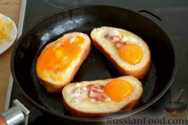 Яичница в хлебе, с сыром и колбасой