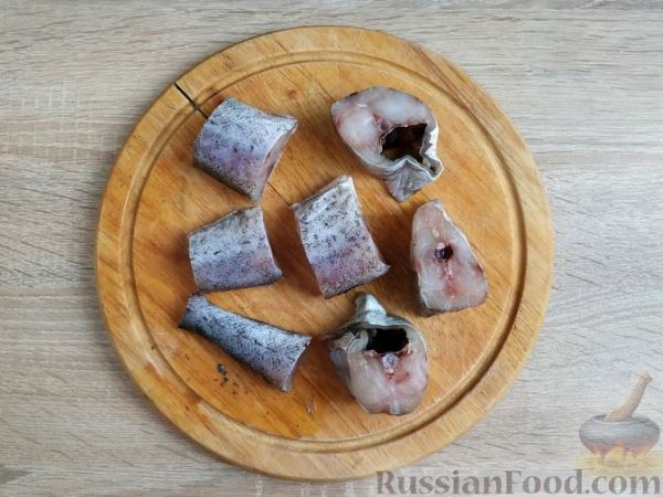 Жареный минтай с луком, в омлете