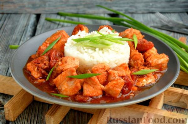 Сёмга, тушенная в томатном соусе с пивом и имбирём