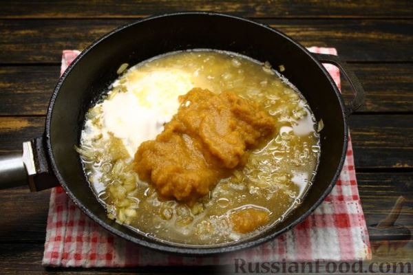 Куриное филе, тушенное с кабачковой икрой и сметаной