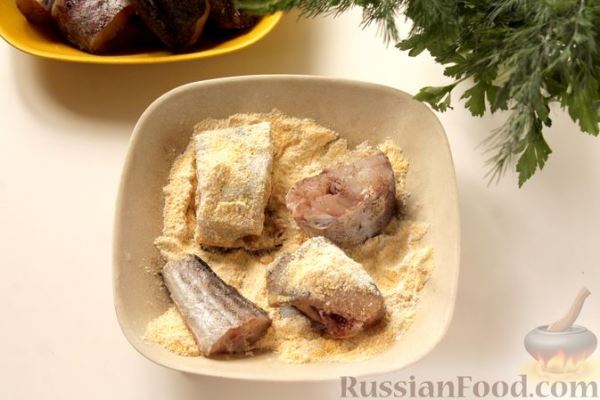 Минтай, тушенный с луком в молоке