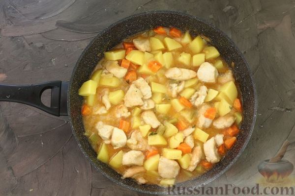 Тушёная картошка с курицей и сельдереем
