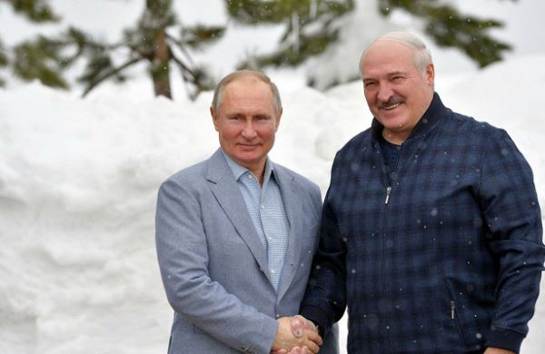 
Лукашенко привез в подарок Путину белорусские аналоги хамона и пармезана
