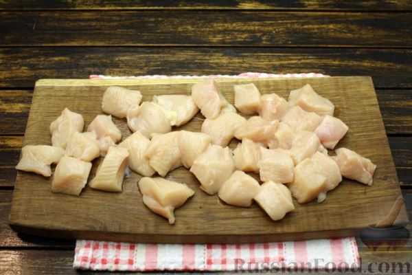 Куриное филе, тушенное с кабачковой икрой и сметаной