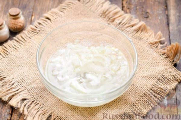 Салат с ветчиной, черносливом, сыром и яйцами