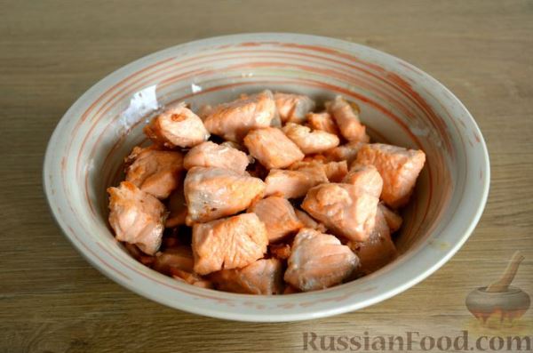Сёмга, тушенная в томатном соусе с пивом и имбирём