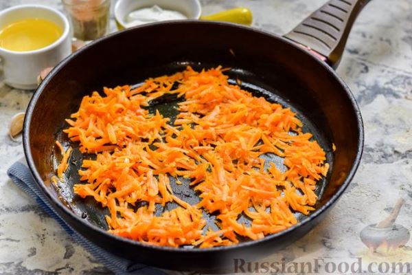 Минтай, запечённый под "шубкой" из крабовых палочек, моркови и сыра