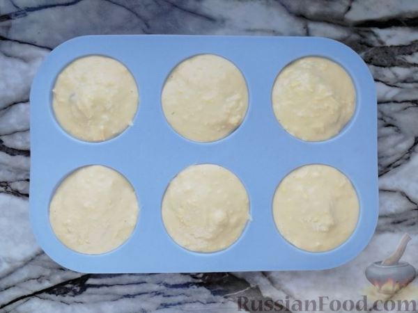 Закусочные маффины с маринованными огурцами, отварными яйцами и сыром