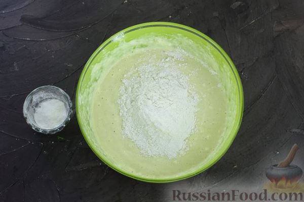 Манник с рыбой, отварными яйцами и майонезно-сметанной заливкой