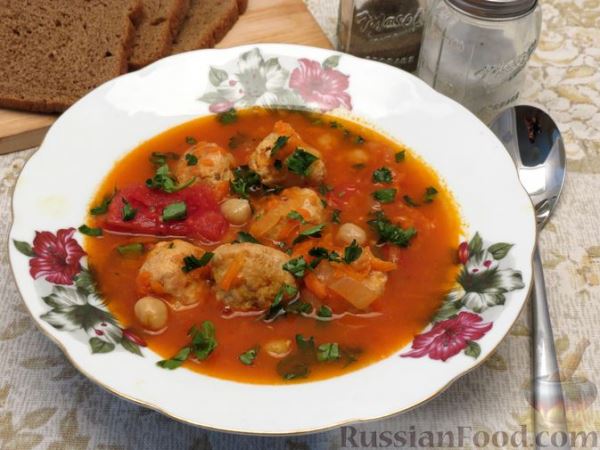 Томатный суп с нутом и мясными фрикадельками