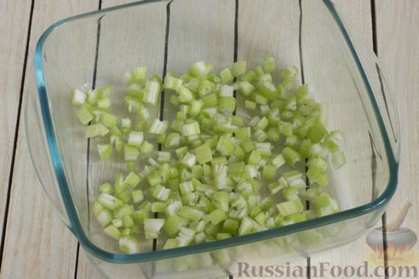 Салат с сельдереем, яблоком, морковью и изюмом