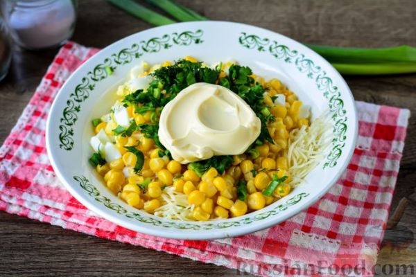 Салат с кукурузой, сыром, яйцами и чесноком