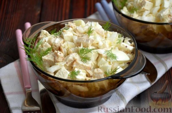 Салат с пекинской капустой, курицей, сыром фета и яичными белками