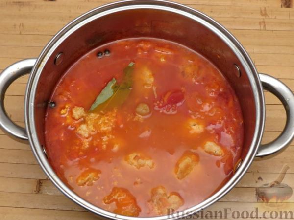 Томатный суп с нутом и мясными фрикадельками