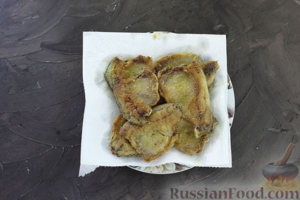 Жареный карась в сметанном соусе с грибами