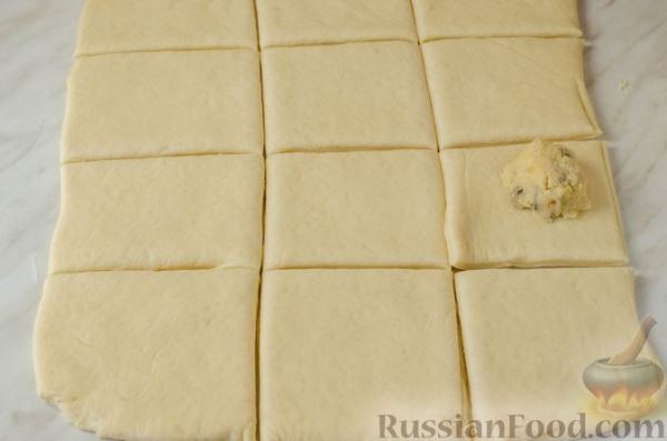 Дрожжевые пирожки с горохом и грибами (в духовке)
