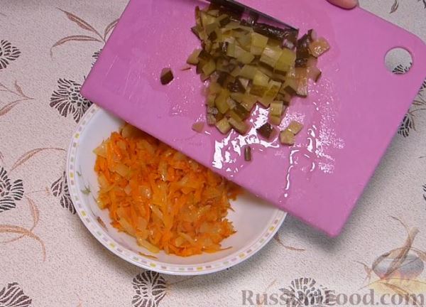 Карп, запечённый с морковью, луком и маринованными огурцами
