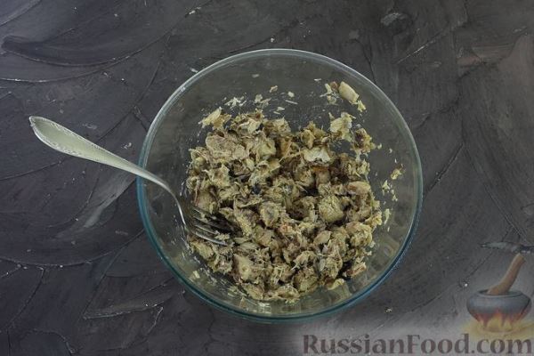 Манник с рыбой, отварными яйцами и майонезно-сметанной заливкой