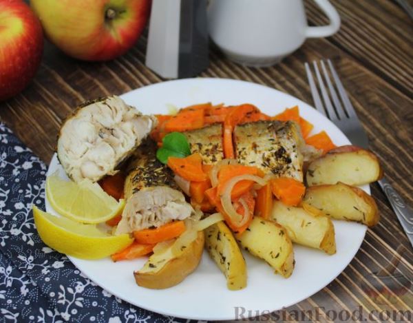 Рыба, запечённая с морковью и яблоками