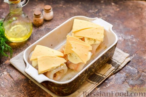 Запечённые рыбные рулетики с грибами и сыром