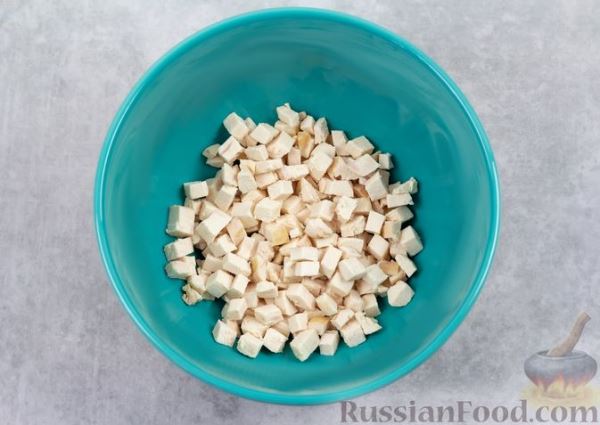 Салат с курицей, черносливом и консервированным зелёным горошком