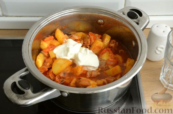 Картошка, тушенная с курицей и консервированной фасолью