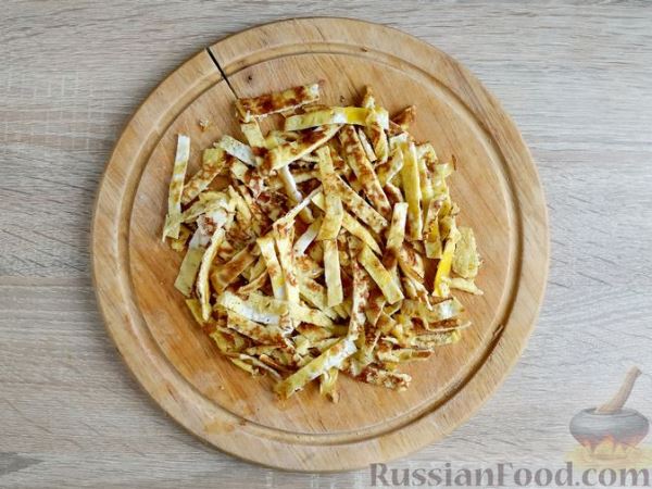 Салат с курицей, кукурузой и яичными блинчиками