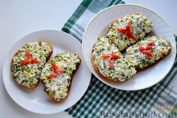 Гренки с сыром, варёными яйцами и зеленью