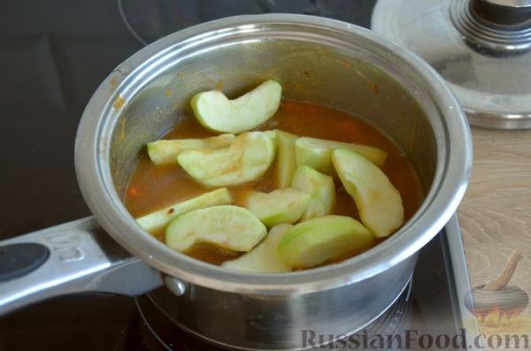 Говядина, тушенная с яблоками