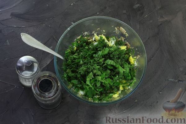 Манник с рыбой, отварными яйцами и майонезно-сметанной заливкой