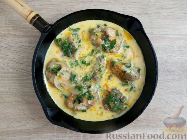 Жареный минтай с луком, в омлете