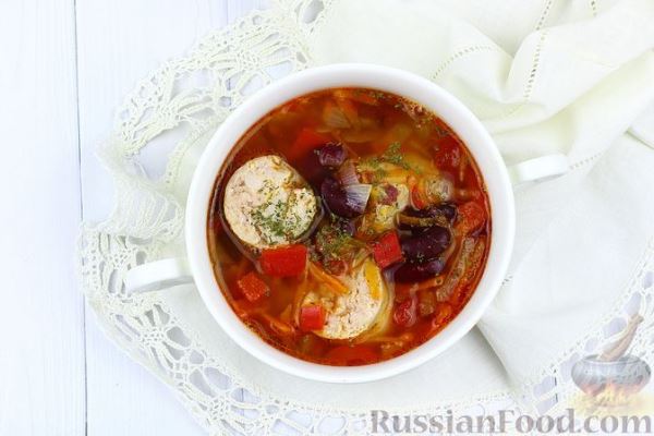 Фасолевый суп с овощами и купатами