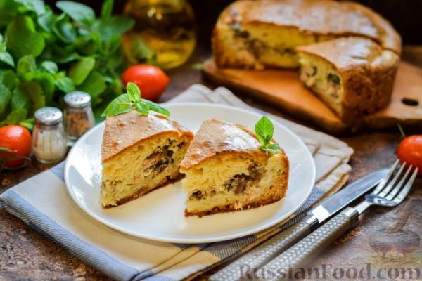 Заливной пирог на сметане, с картофелем и консервированной рыбой