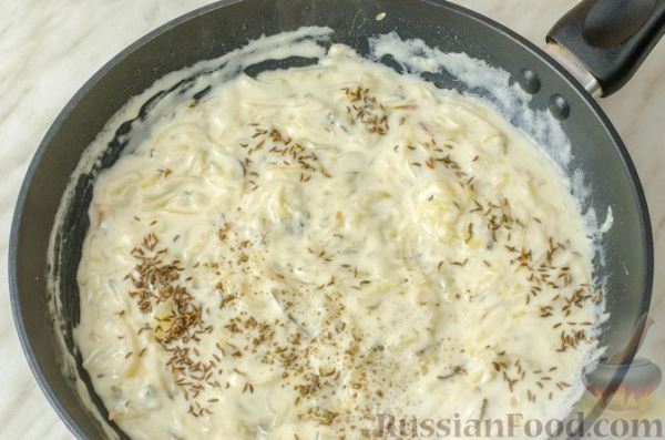 Рыба в сметане с солёными огурцами (на сковороде)