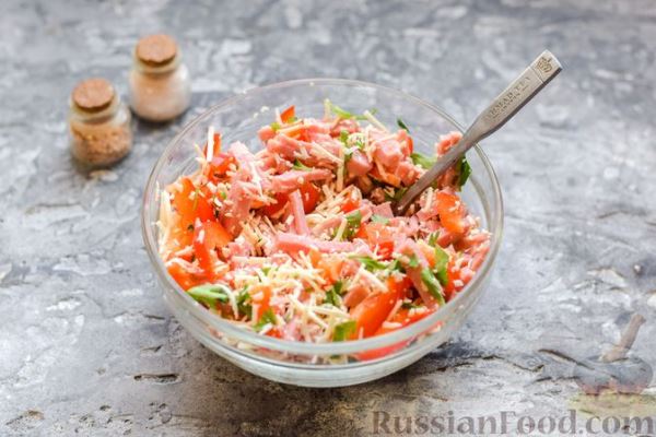 Сушки, запечённые с ветчиной, перцем и сыром