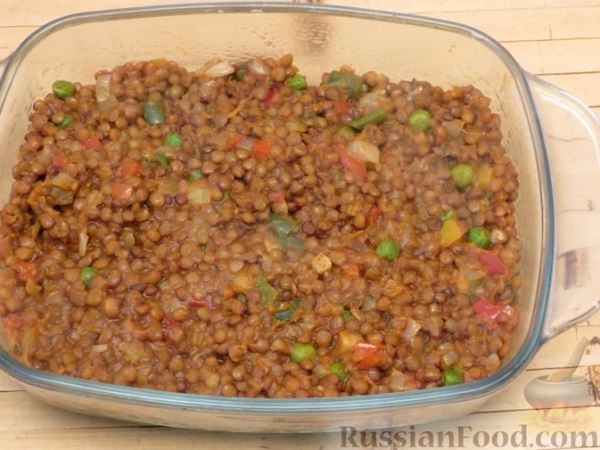 Постная картофельная запеканка с чечевицей и замороженными овощами